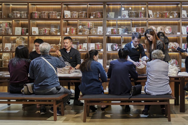 Kỳ lạ một chồng 7 chiếc bánh trà nén Trung Quốc được bán với giá hơn 25 tỷ đồng - 2
