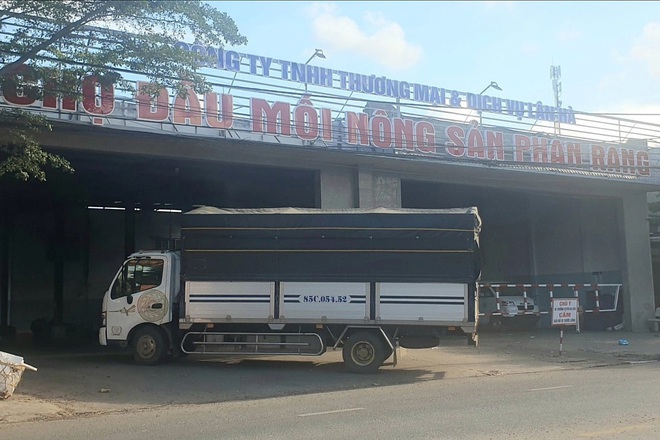 Tạm đóng cửa chợ nông sản lớn nhất Ninh Thuận vì liên quan ca Covid-19 - 1