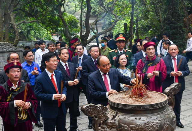 Chủ tịch nước Nguyễn Xuân Phúc dâng hương tưởng nhớ các Vua Hùng - 4