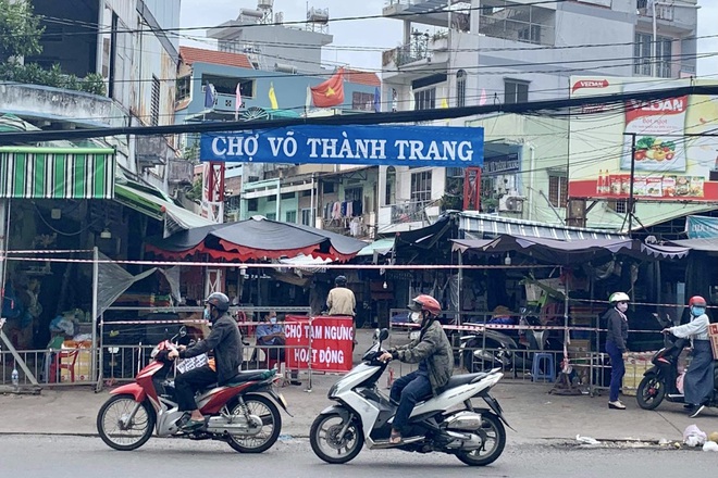 Đi chợ ở TPHCM trước giờ G: Rau củ giá trên trời - 1