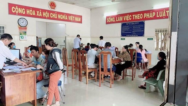 Ăn theo cao tốc, sân bay: Chen nhau đi công chứng mua đất - 1