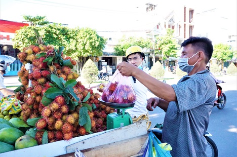 Tiểu thương than trái cây đầu vào đội giá do ảnh hưởng dịch Covid-19