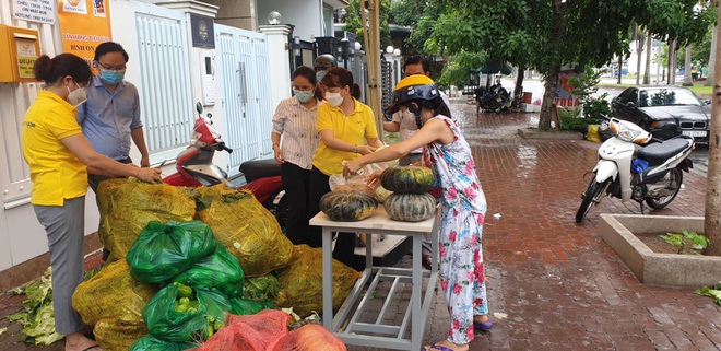 Dân Sài Gòn xếp hàng cả tiếng đồng hồ mới vào được siêu thị - 2