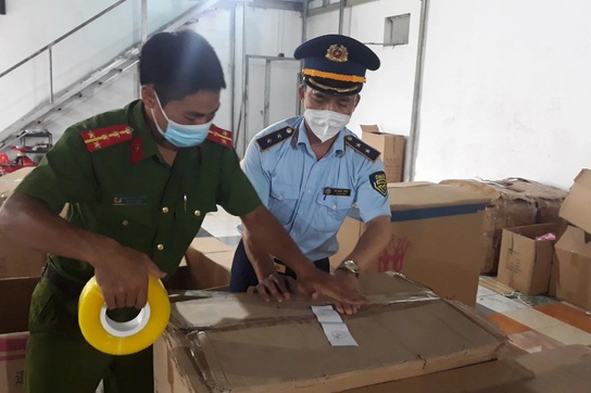 Đột kích kho đồ chơi Trung Quốc khủng giáp Tết Trung thu tại Nam Định