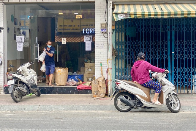 TPHCM ngày đầu giãn cách xã hội: Thực phẩm đầy ắp, người mua thưa thớt - 4