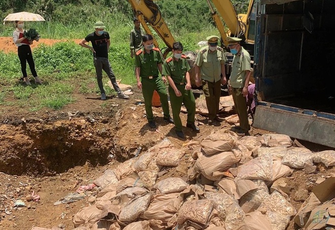 Tiêu hủy 1,2 tấn chân gà nhập lậu, phạt chủ hàng 20 triệu đồng - 1