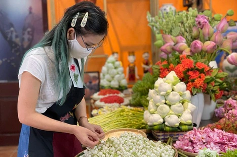 Dân Hà Nội hào phóng chi tiền triệu mua mẹt hoa cúng Tết Đoan Ngọ