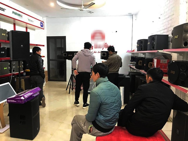 Dân ở nhà tránh dịch, thiết bị karaoke tại gia cháy hàng đầu năm mới - 1