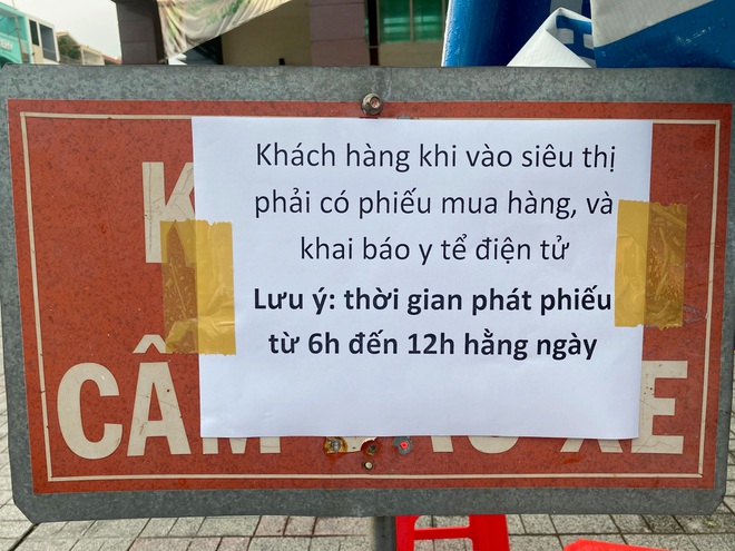 TPHCM: Nhận phiếu mua hàng buổi trưa, đến khuya mới được vào siêu thị - 2