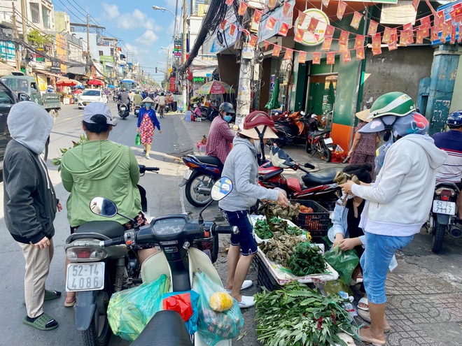 TPHCM: Thị trường Tết Đoan Ngọ đìu hiu, tiểu thương khóc ròng vì ế khách - 1