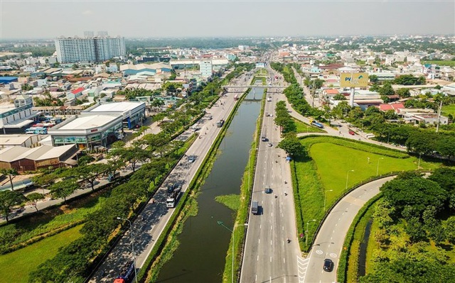 Khu Đông tăng giá chóng mặt, nhà đầu tư tìm về BĐS khu Tây? - 1