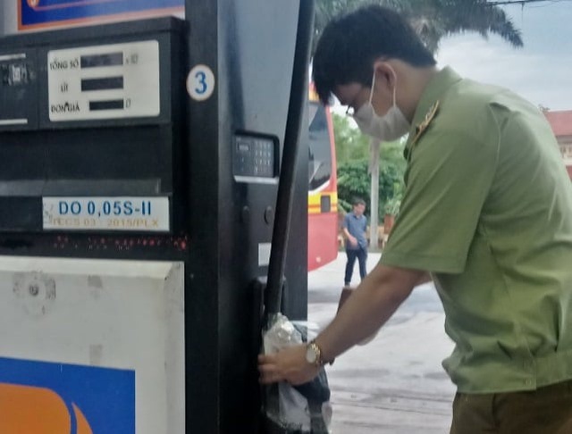 Một cửa hàng Petrolimex bán dầu diesel kém chất lượng do... trời mưa - 1