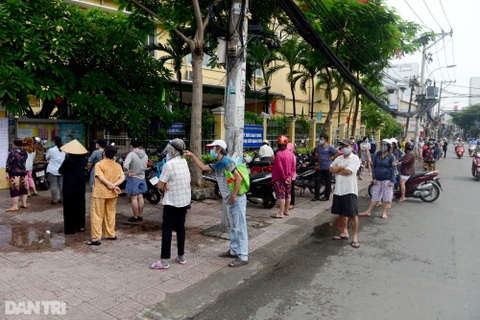 Dân Sài Gòn xếp hàng cả tiếng đồng hồ mới vào được siêu thị