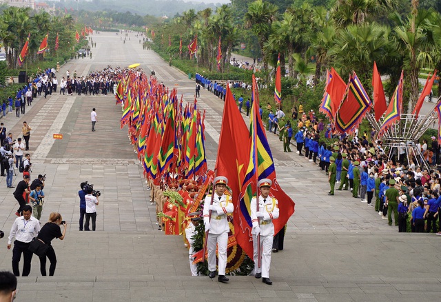 Chủ tịch nước Nguyễn Xuân Phúc dâng hương tưởng nhớ các Vua Hùng - 1